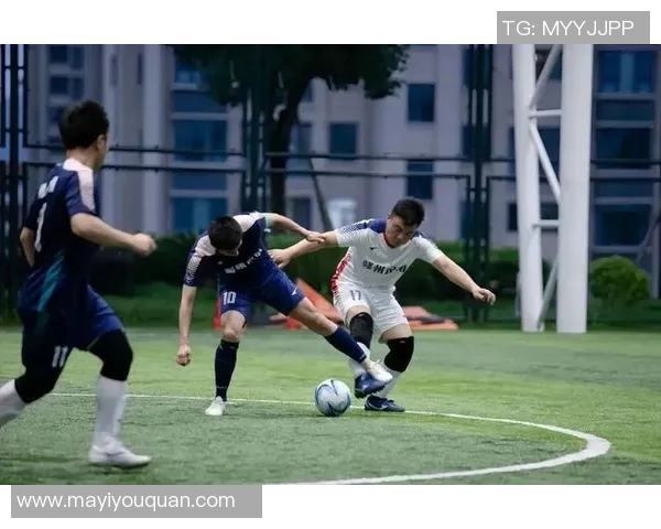 足球场上脚下生风 球星们的技艺与魅力完美融合